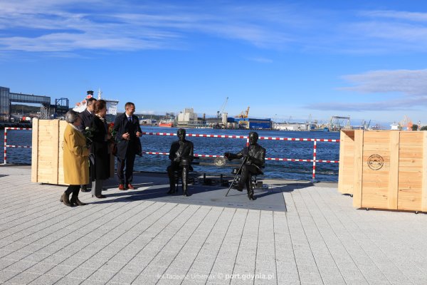 Ławeczka budowniczych Portu Gdynia stanęła na Ostrodze Pilotowej w Porcie Gdynia