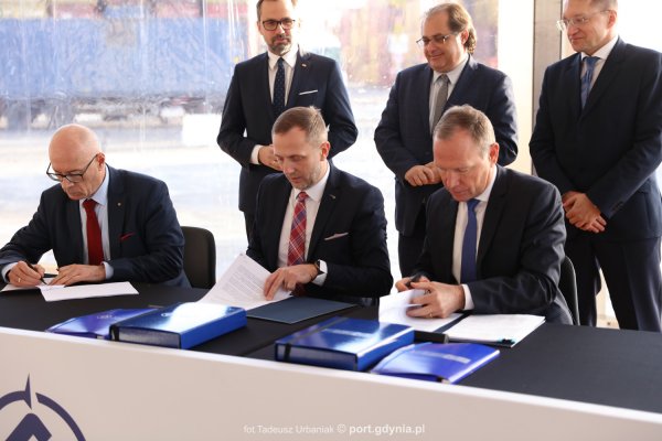 BCT przez kolejne 30 lat będzie przeładowywał kontenery w gdyńskim porcie