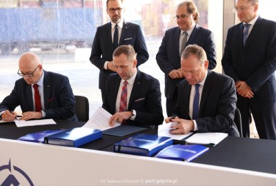 BCT przez kolejne 30 lat będzie przeładowywał kontenery w gdyńskim porci...
