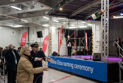 Matka Chrzestna i Kapitan statku podczas ceremonii nadania imienia Prom Stena Ebba ochrzczony w Karlskronie