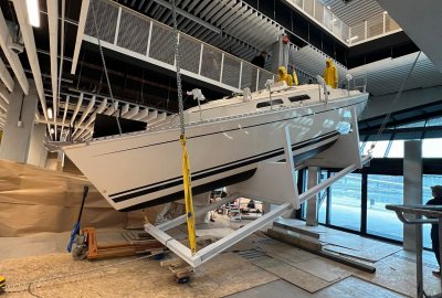 Jacht pod sufitem w Morskim Centrum Nauki