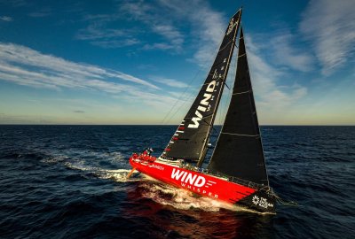 WindWhisper (Fot.: materiały prasowe WindWhisper Racing Team) Regaty The Ocean Race wystartowały. Świetny początek jachtu pod biało-czerwoną banderą...