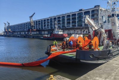 Strażak-28 ćwiczy z Portową Strażą Pożarną