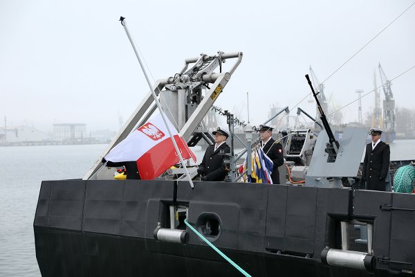 Biało-czerwona bandera na niszczycielu min ORP Albatros