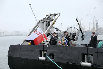 Biało-czerwona bandera na niszczycielu min ORP Albatros