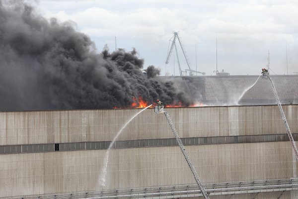 Płonie dach hali na terenie Stoczni Gdańsk SA