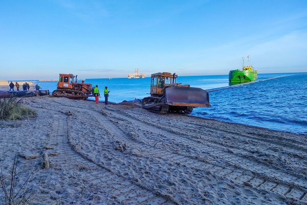 Rozpoczyna się zasilanie brzegu morskiego piaskiem z prac na torze wodnym do Portu Gdyn...