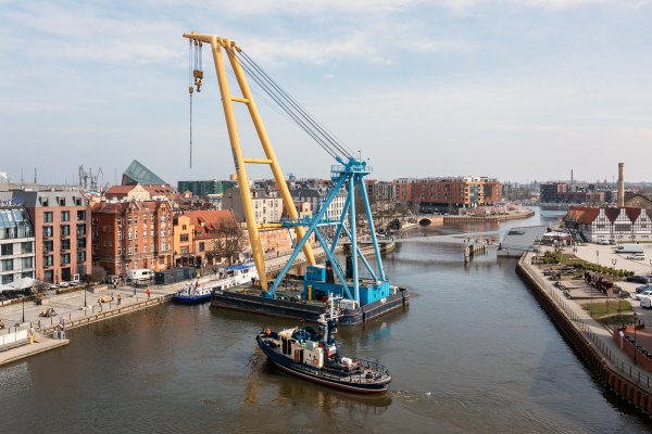 Niecodzienna operacja na Motławie z udziałem dźwigu pływającego REM-220