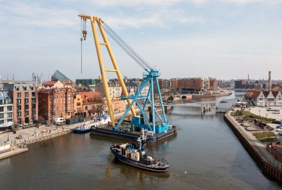 Niecodzienna operacja na Motławie z udziałem dźwigu pływającego REM-220...