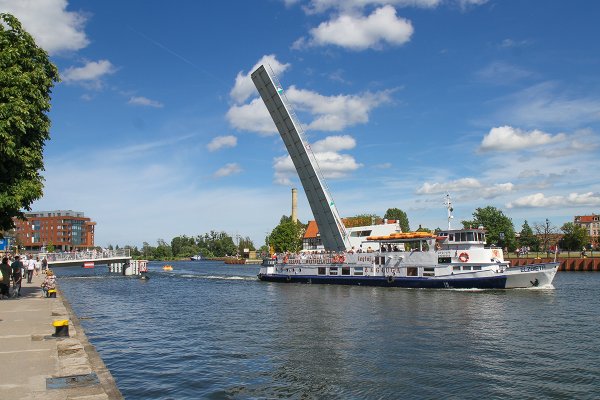 Gdańsk: Zwodzona kładka na Ołowiankę działa zgodnie z letnim rozkładem