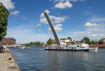 Gdańsk: Zwodzona kładka na Ołowiankę działa zgodnie z letnim rozkładem...