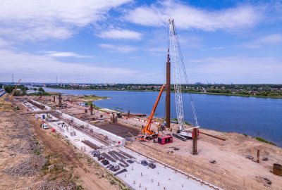 Potężny wibromłot właśnie pogrąża dwanaście 32-tonowych, stalowych rur (Fot.: materiały Grupa NDI) Potężny wibromłot właśnie pogrąża dwanaście 32-tonowych, stalowych rur!