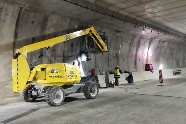 Prace porządkowe i wykończeniowe w tunelu pod Świną