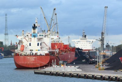 W październiku w portach przeładowano 12,7 mln ton ładunków, wzrost o 45,5 proc. rdr - ...