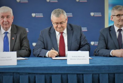 Minister infrastruktury Andrzej Adamczyk podczas podpisania porozumienia ws. przejęcia przez Ministerstwo Infrastruktury Zespołu Szkół Żeglugi Śródlądowej w Nakle nad Notecią Szkoła Żeglugi Śródlądowej w Nakle nad Notecią pod skrzydłami Ministra Infrastruktury...