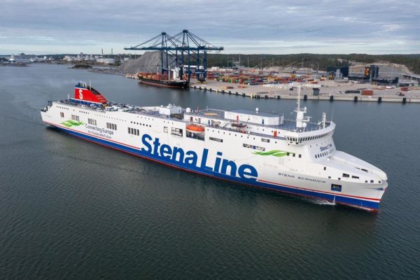 Prom Stena Scandica po pożarze wpłynął do portu w Nynäshamn