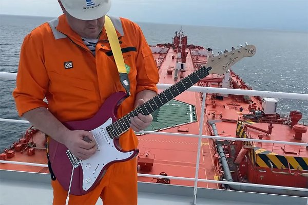 Tego jeszcze nie było: heavy-metalowy kawałek o zbiornikowcu wahadłowym