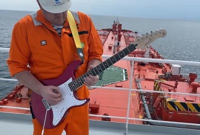 Tego jeszcze nie było: heavy-metalowy kawałek o zbiornikowcu wahadłowym...