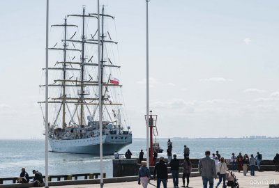Wypłynięcie Daru Młodzieży z portu w Gdyni (Fot.: Kamil Złoch) Komendant Daru Młodzieży: