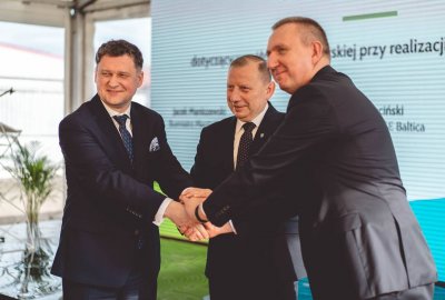 Na zdjęciu od lewej: Prezes Zarządu PGE Baltica Dariusz Lociński, Burmistrz Miasta Ustka Jacek Maniszewski, Wiceprezes Zarządu PGE Baltica ds. finansowych Grzegorz Wysocki PGE wesprze Ustkę w rewaloryzacji terenów zielonych