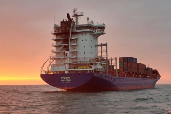 Łotewskie służby: nie ma zagrożenia dla środowiska w związku z pożarem statku na Bałtyk...