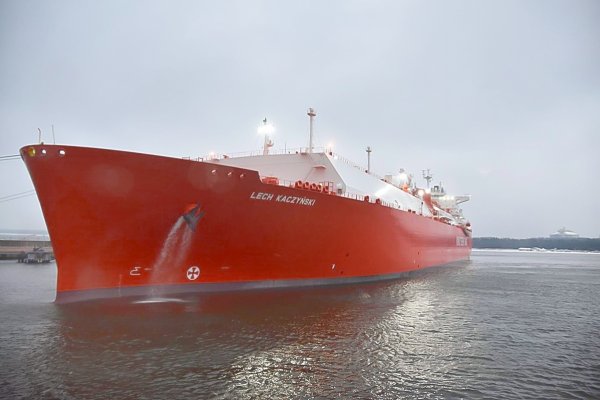 Metanowiec Lech Kaczyński po raz pierwszy w terminalu LNG