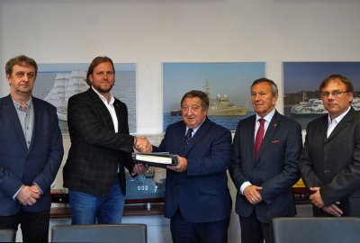 Przekazanie dokumentacji klasyfikacyjnej dla ORP Mewa ORP Mewa - przekazanie dokumentów klasyfikacyjnych