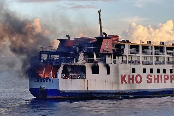 Filipińska straż przybrzeżna uratowała wszystkich pasażerów z płonącego promu