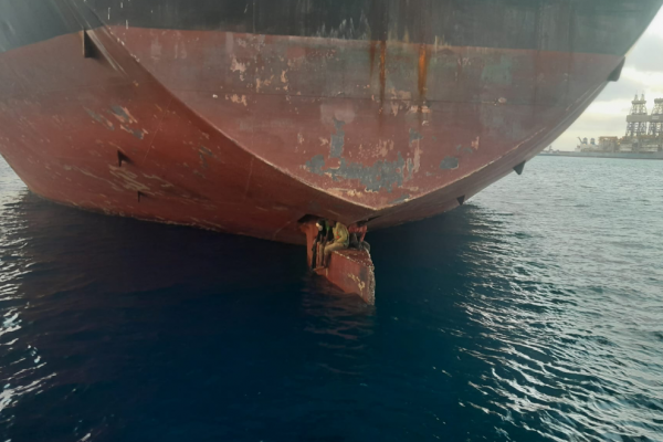 Migranci przepłynęli z Nigerii na Wyspy Kanaryjskie uczepieni płetwy sterowej tankowca...