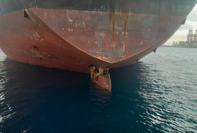 Migranci przepłynęli z Nigerii na Wyspy Kanaryjskie uczepieni płetwy ste...