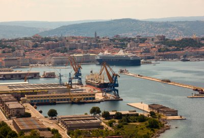 Szef MSZ Węgier: nasze firmy mają od 2026 roku wykorzystywać port w Trie...