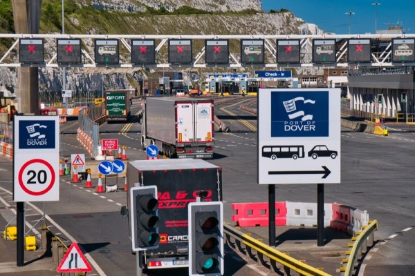Długie kolejki samochodów czekających na wjazd na prom w Dover