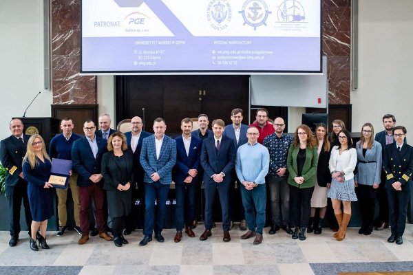 Pierwsi absolwenci studiów podyplomowych ''Zarządzanie ryzykiem w morskim przemyśle wyd...