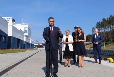 Wiceminister infrastruktury Grzegorz Witkowski podczas konferencji prasowej, której tematem było podsumowanie pierwszego roku funkcjonowania Kanału Żeglugowego łączącego Zalew Wiślany z Zatoką Gdańską (Fot.: MI) Wiceminister Witkowski: dzięki kanałowi żeglugowemu przez Mierzeję Wiślaną Polska jest ...