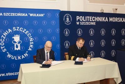 Prezes Zarządu Stoczni Szczecińskiej Wulkan Marek Opowicz oraz Rektor Politechniki Morskiej w Szczecinie Wojciech Ślączka podpisują list intencyjny (Fot.: Politechnika Morska w Szczecinie) Nowy partner Politechniki Morskiej w Szczecinie