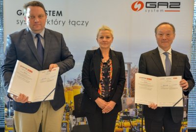Na zdjęciu od lewej: Marcin Chludziński - prezes Zarządu Gaz-System, Anna Łukaszewska-Trzeciakowska - pełnomocnik rządu ds. strategicznej infrastruktury energetycznej i Toshinobu Shinoda - dyrektor zarządzający regionalnego oddziału Mitsui O.S.K. Lines Gaz-System wyłonił dwóch potencjalnych dostawców jednostki Terminalu FSRU w Zatoce Gdań...