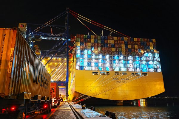 Niemal 400-metrowy OOCL Gdynia zawinął do terminalu Baltic Hub