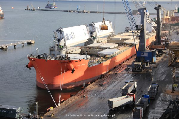 Masowiec z technologią WindWings przypłynął do portu w Gdyni