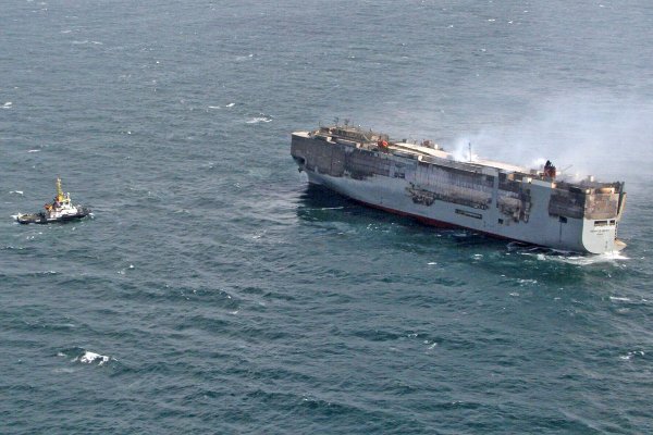 Boskalis zajmie się odzyskaniem sprawnych pojazdów ze spalonego Fremantle Highway