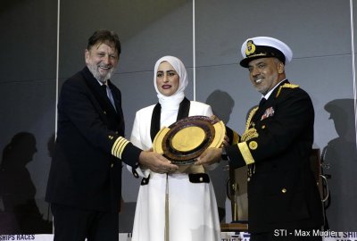 Nagrodę Sultan Qaboos Sailing Trophy kpt. ż.w. Rafał Szymański, komendant Daru Młodzieży Dar Młodzieży z prestiżową nagrodą Sultan Qaboos Sailing Trophy
