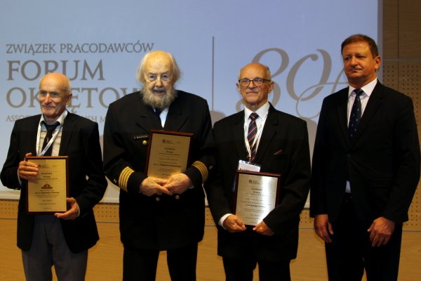 FORUM OKRĘTOWE nagrodziło zasłużonych ludzi morza