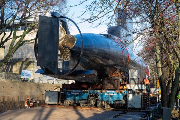 Okręt podwodny ORP Sokół na tymczasowych podporach przy Muzeum Marynarki Wojennej