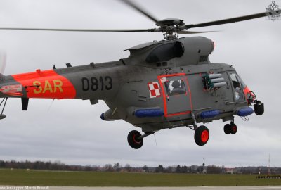 Akcja na Zatoce Gdańskiej. Członek załogi ORP Kaszub przetransportowany śmigłowcem na l...