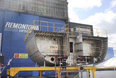 Stępka pod budowę czwartego niszczyciela min ORP Jaskółka (Fot.: Sławomir Lewandowski / PortalMorski.pl) Remontowa Shipbuilding SA: Położono stępkę pod budowę czwartego niszczyciela min typu K...