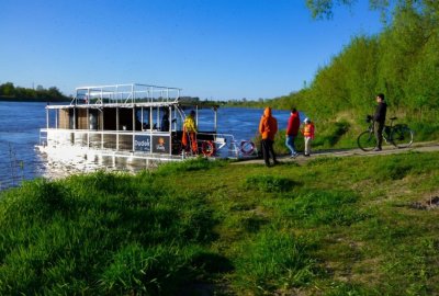 Prom Dudek (Fot.: UM Warszawa) Prom Dudek od sierpnia pływa o godzinę dłużej, przeprawił już 20 tys. pasażerów