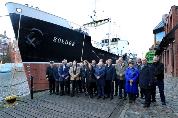 W 75 rocznicę wodowania Sołdka, odsłonięto tablicę upamiętniającą Piotra Soykę ...