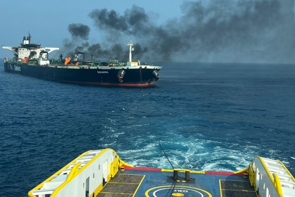 Statek z Polski holuje płonący tankowiec na Morzu Czerwonym