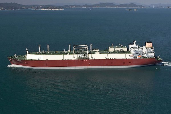 Cztery katarskie gazowce transportujące LNG wznowiły żeglugę