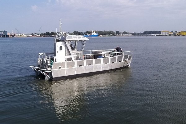 Statek ZUT oczyszcza wody ze śmieci