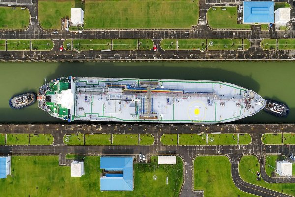 Armator płaci 2,4 miliona dolarów na aukcji za przejście statku przez Kanał Panamski .....